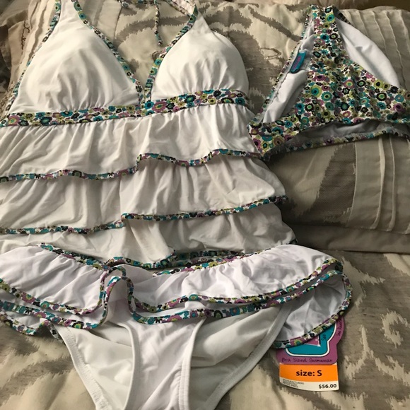 Bathing suits - Picture 3 of 8